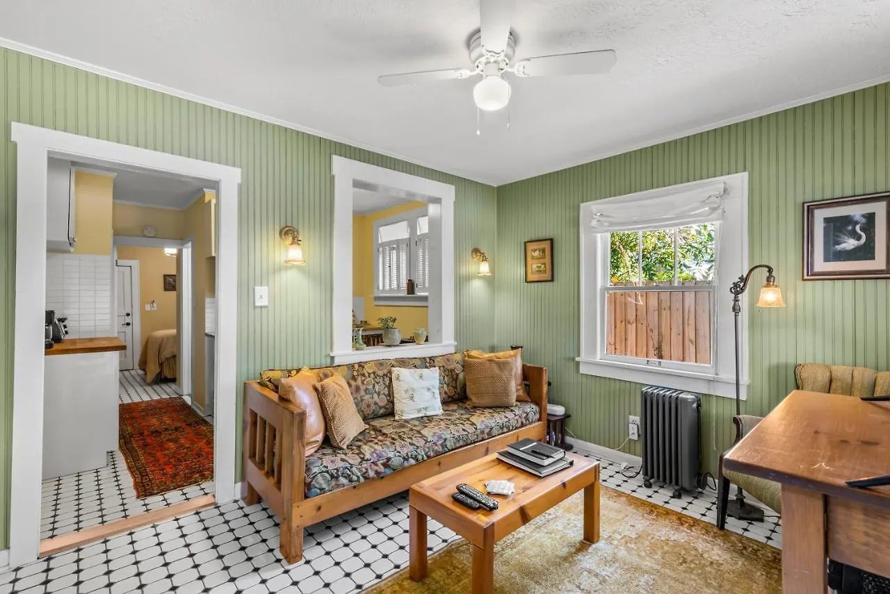 Holiday home Charming 1923 Cottage At Erehwon Retreat Tampa United States