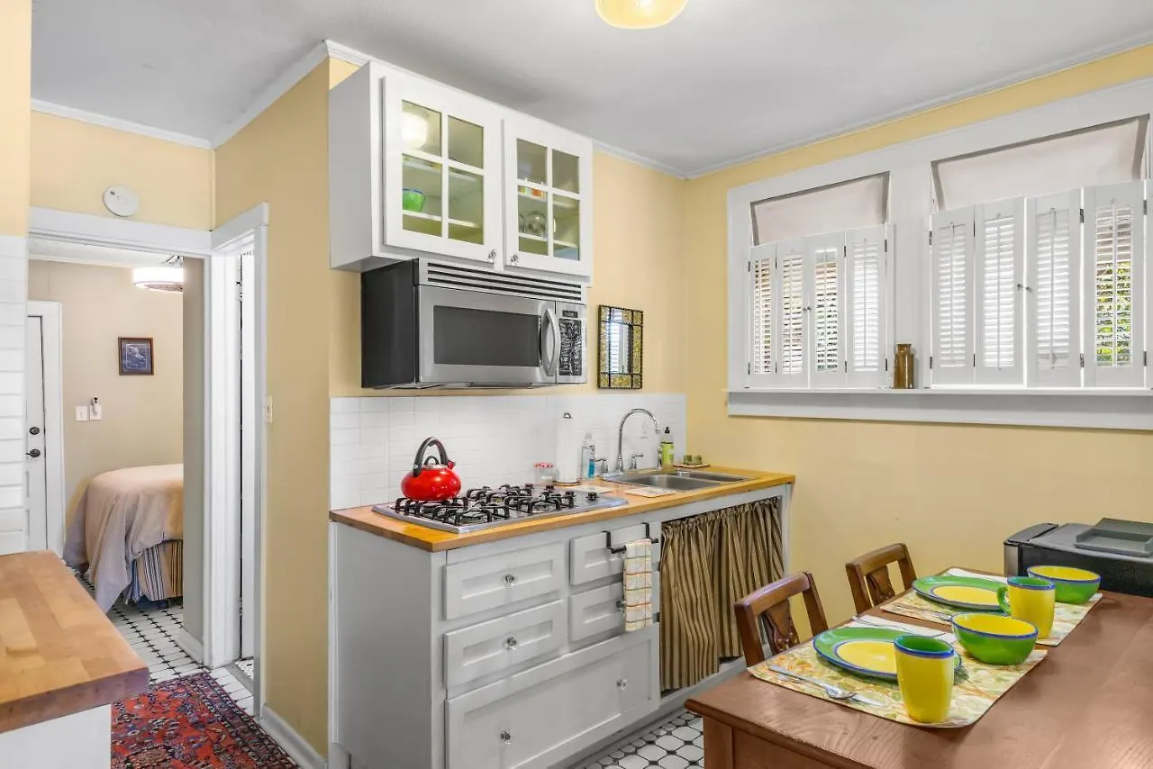 Holiday home Charming 1923 Cottage At Erehwon Retreat Tampa