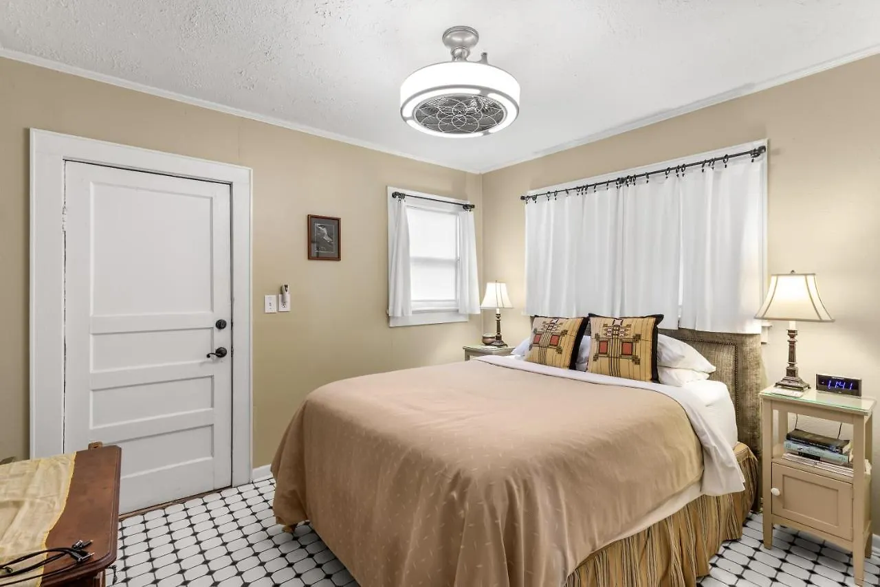 Charming 1923 Cottage At Erehwon Retreat Tampa United States